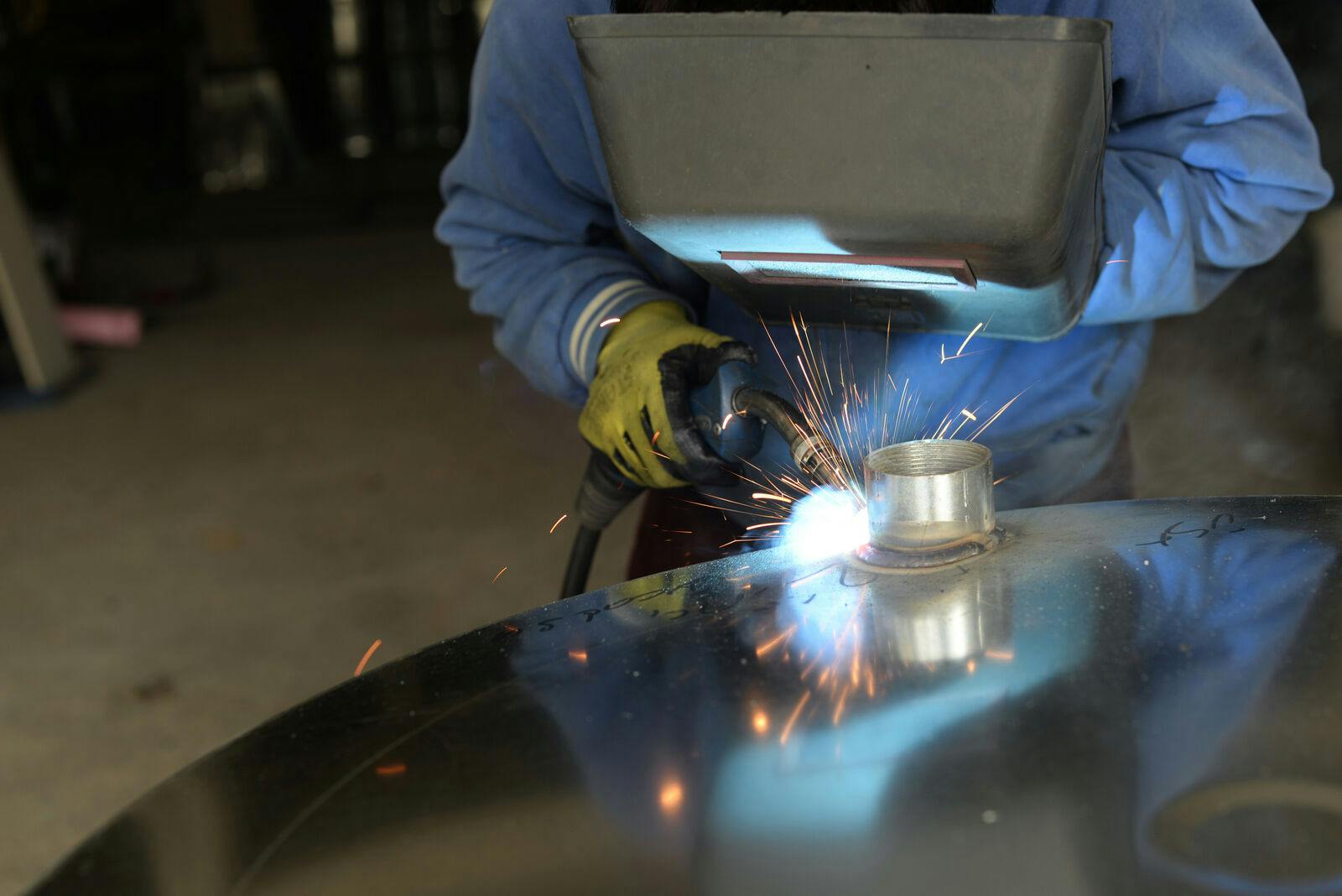 welder-welding--heat-temperature-protective-gear-maintenance-construction-medium.jpg